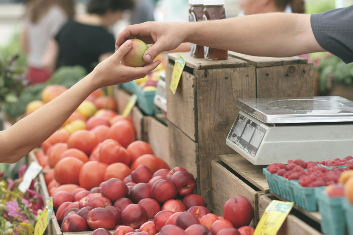 Person, Der Giver Frugt Til En Anden. Photograf: Erik Scheel - https://www.pexels.com/da-dk/@erikscheel.